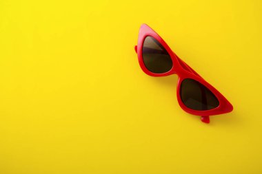 Sarı arka planda retro güneş gözlüğü