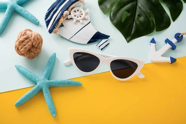 Summer holiday on blue and yellow background — Stock Photo, Image