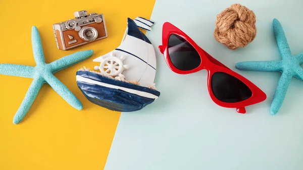Occhiali da sole e accessori su sfondo giallo e blu — Foto Stock