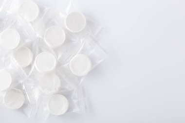 Beyaz arka planda pakette kuru yüz maskesi