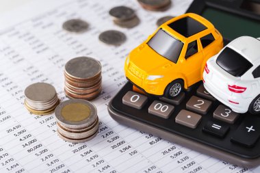 Para ile hesap makinesi üzerinde arabalar
