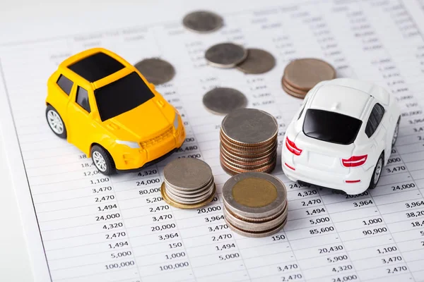 Finansal tablo üzerinde araba ve sikke