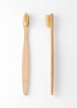 Bambu diş fırçaları beyaz izole