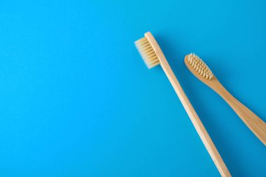Mavi arkaplanda bambu diş fırçası