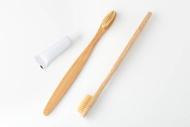 Ahşap diş fırçaları ve beyaz diş macunu