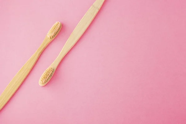 Bambu tandborstar på rosa bakgrund — Stockfoto