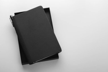 Kalem tutuculu kutuda siyah defter, maket