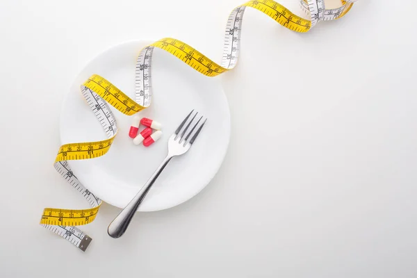 Diet, viktminskning koncept med piller, tillägg på plattan — Stockfoto