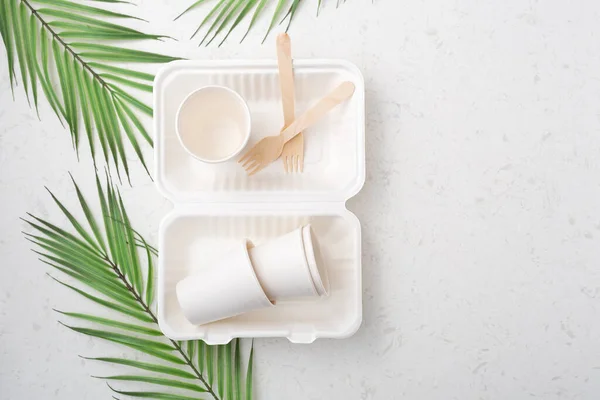 Çevre dostu yiyecek ve içecek ambalajı beyaz kuvars arkaplanında kopyalama alanı ile