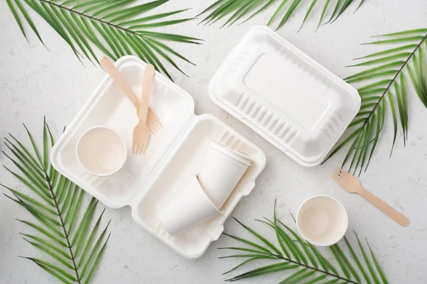 Beyaz kuvars zemin üzerinde çevre dostu gıda ambalajı, düz yatıyordu