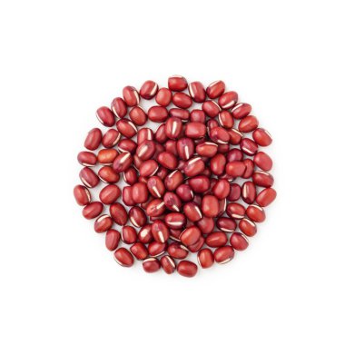 Beyaz arka planda Azuki kırmızı fasulyesi, üst görünüm