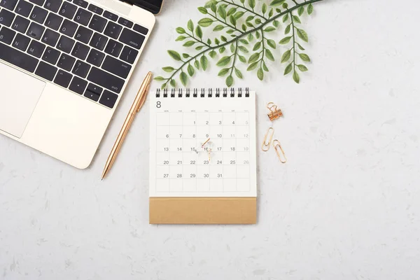 Kalender Mit Goldstift Und Grünem Blatt Auf Weißem Quarztisch Speichern — Stockfoto