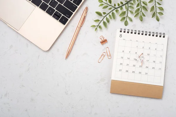 Kalender Mit Laptop Auf Weißem Quarztisch Datumskonzept Speichern Flach Legen — Stockfoto