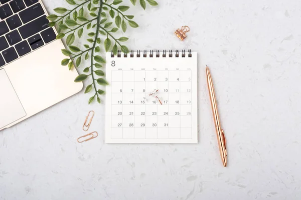 Kalender Mit Roségold Stift Und Computer Auf Weißem Quarztisch Speichern — Stockfoto