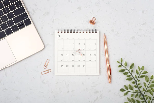 Kalender Mit Roségold Stift Auf Weißem Quarztisch Flach Gelegt — Stockfoto