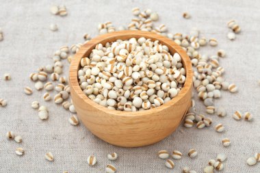 Masadaki ahşap kasede inci arpa