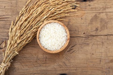 Pirinç kasesinde pirinç tarlası, ahşap arka planda, fotokopi alanı olan üst manzara.