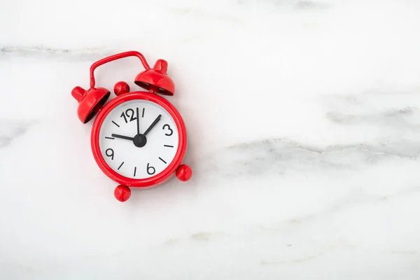 大理石の背景に赤い目覚まし時計 — ストック写真