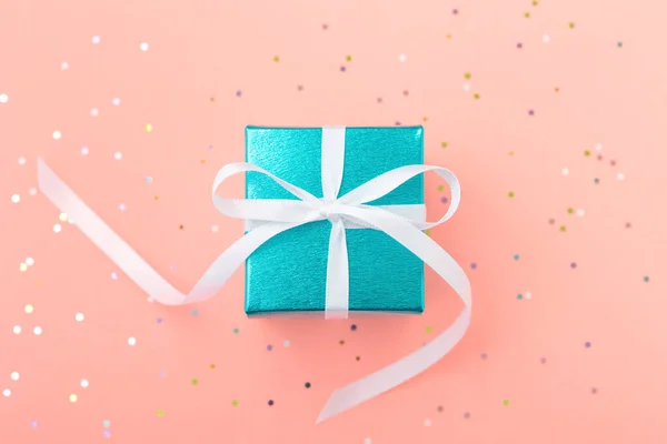 Caja Regalo Azul Con Purpurina Sobre Fondo Rosa Pastel — Foto de Stock