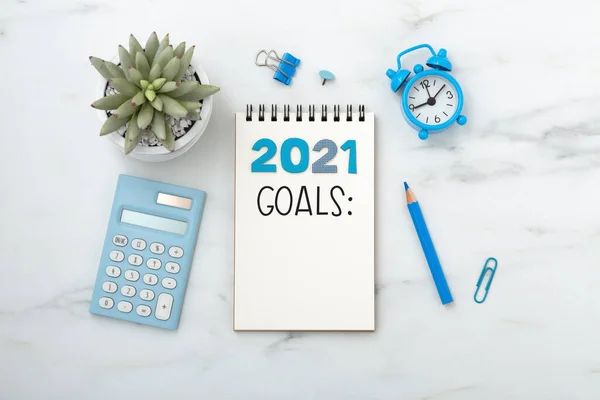 2021 gol mesajı defterde, ofis masasında saat, üst görünüm