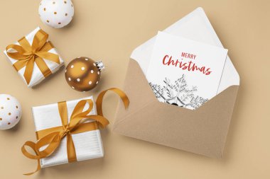 İçinde hediye paketleri, altın kurdele ve kahverengi arka planda Xmas topu süsü olan bir Noel kartı.