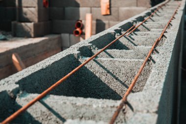 Bir binanın temelinde tuğlalar