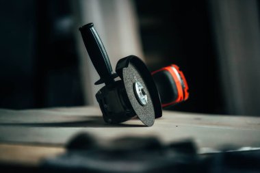 Öğütücünün ayrıntıları masada.