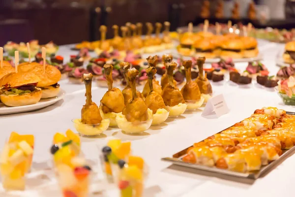 Gutes Essen auf dem Tisch — Stockfoto