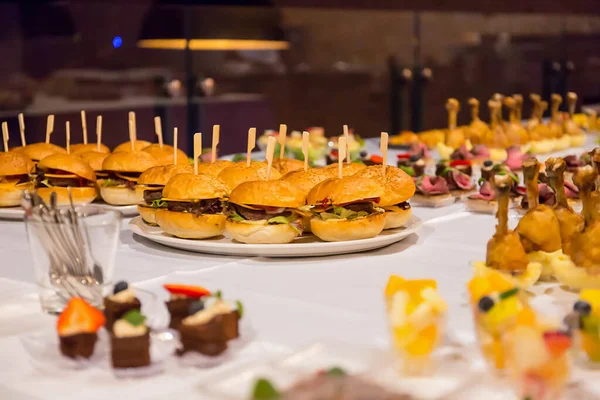 Açık büfe masaları, lezzetli mini burgerler.