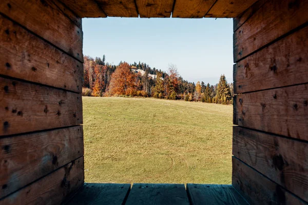 Tahta pencereden bak, güzel sonbahar manzarası, Zbojska, orta Slovakya, Avrupa