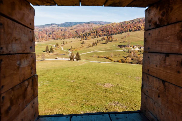 Tahta pencereden bak, güzel sonbahar manzarası, Zbojska, orta Slovakya, Avrupa