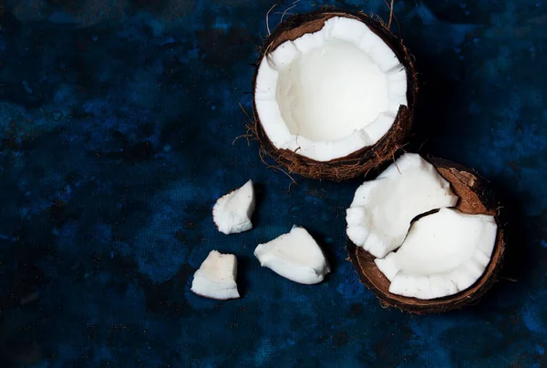 Coco Abierto Encuentra Sobre Fondo Azul Oscuro Junto Piezas Rotas —  Fotos de Stock