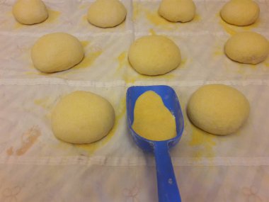 Coronavirüs salgınından dolayı eve ekmek getirmek. 