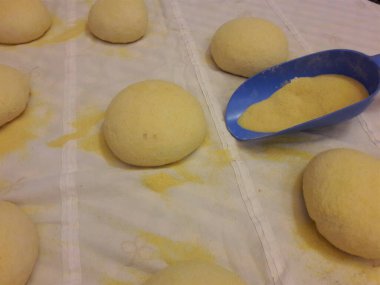 Kovid19 yüzünden kilitlenme zamanında ekmek hazırlıyorum.