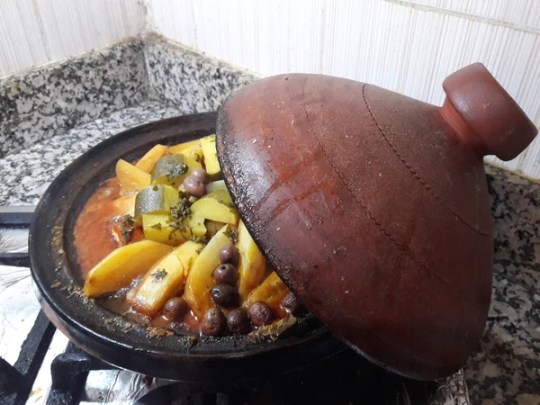 Ünlü geleneksel Fas Tajini. 