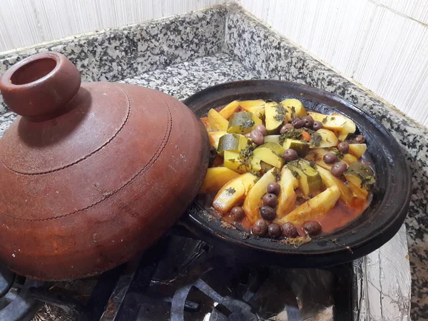 Ünlü geleneksel Fas Tajini. 