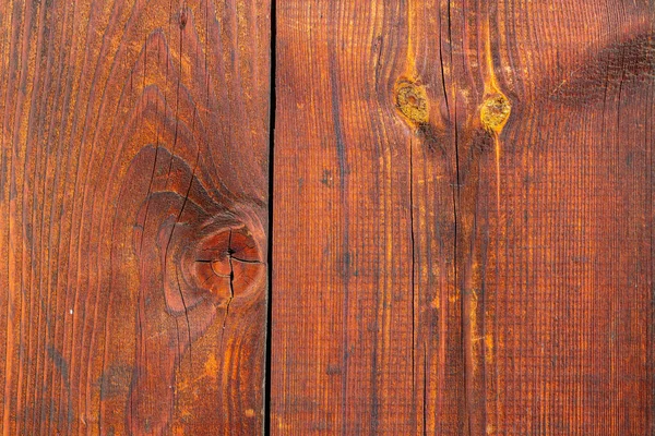 Παλιές ξύλινες σανίδες με ξεφλούδισμα κόκκινου χρώματος. Φόντο από ξύλο υφή με ξεφλούδισμα χρώμα σε μια ηλιόλουστη μέρα. — Φωτογραφία Αρχείου