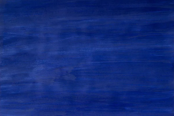 Abstrakter blauer Hintergrund mit Gouache bemalt. Handbemalt mit blauer Gouache auf Papier. Abstrakter dunkelblauer Hintergrund. Kopierraum, Hintergrund, künstlerisch verschwommen. — Stockfoto