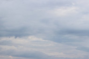 Süt gibi bir gökyüzünün homurtusu. Çok zarif, narin, boş bir arkaplan. Mavi-beyaz atmosfer arka planı. Mavi gökyüzüne karşı fantastik yumuşak beyaz bulutlar. Açık mavi gökyüzü ve beyaz bulutların görüntüsü