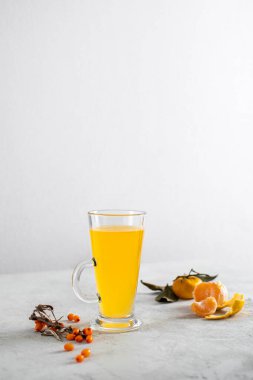 Hafif arkaplanda deniz dikenli çay