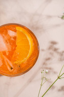 Turuncu, buzlu ve köpüklü alkolsüz yaz kokteyli. Mocktail, sağlıklı yaşam tarzı. Boşluğu kopyala