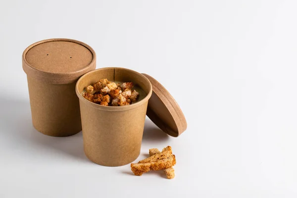 Patates kremalı çorba ve beyaz bir arka planda ekmek kızartma kabı. Sebze çorbası, paket yemek, fotokopi alanı.