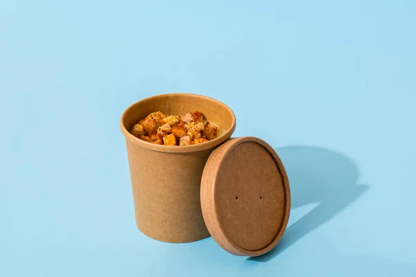 Sopa Crema Patata Con Croutons Recipientes Artesanales Sobre Fondo Azul —  Fotos de Stock