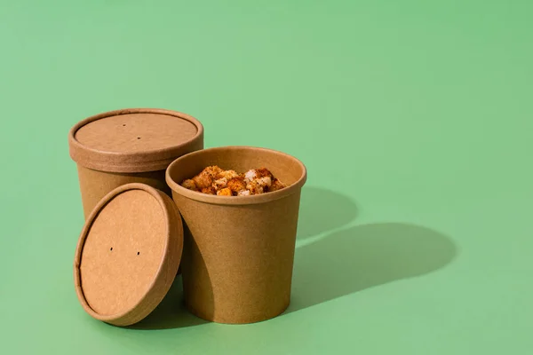 Sopa Crema Patata Con Croutons Recipientes Artesanales Sobre Fondo Blanco —  Fotos de Stock