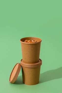 Patates kremalı çorba, yeşil arka planda, konteynırlarda kızarmış ekmek. Sebze çorbası, yemek teslimatı, fotokopi odası.