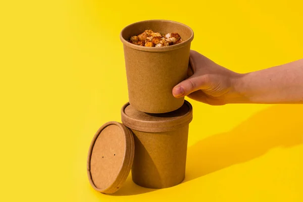 Patates kremalı çorba, sarı arka planda, konteynırlarda kızarmış ekmek. Sebze çorbası, paket yemek, fotokopi alanı.