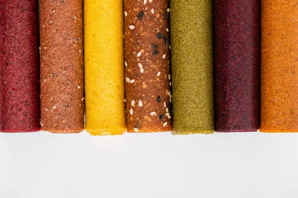 Ekmekli, saf meyveli pastil. Meyve ve meyvelerden elde edilen doğal tatlılar. Faydalı tatlılar pastiller, meyve cipsleridir. Beslenme vitamini. Vejetaryen yemeği.
