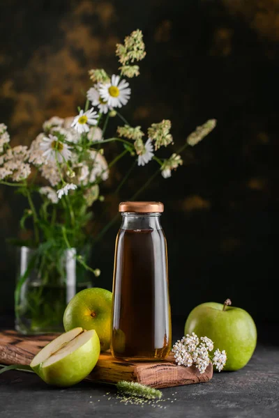 Composición Con Zumo Manzana Una Botella Vidrio Con Manzanas Verdes —  Fotos de Stock