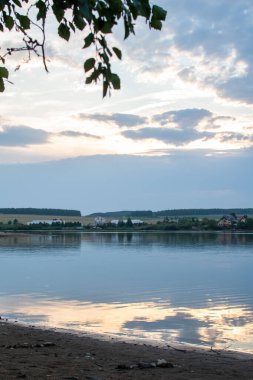 Yaz alacakaranlık manzarası. Suda yansıması olan nehir. Güzel manzara. Rusya