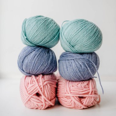 Çok renkli yün iplikçikler. Alpaca, Merino ipliği. Örgü ve örgü örmek için iplikler. Yaratıcılık ve Hobiler